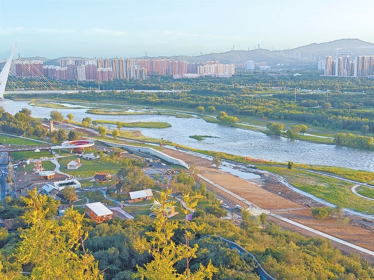 圖為從功碑閣向下俯瞰的首鋼園區和永定河。