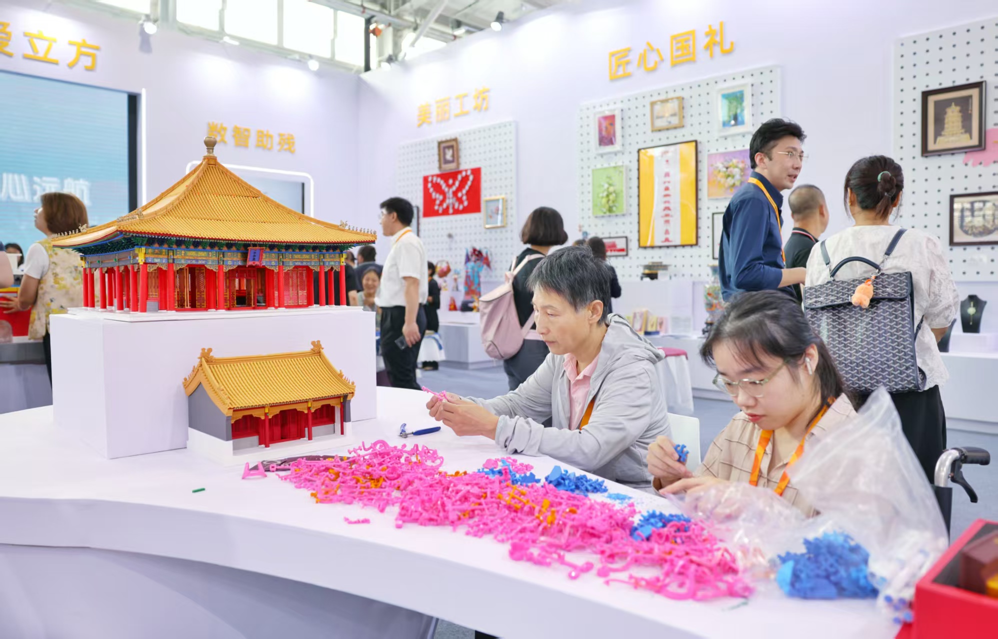 優秀助殘項目亮相服貿會 無障礙美粧産品方便殘障人群使用