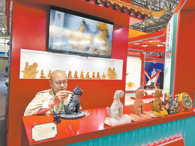 曹溪言在官式琉璃作品展示區雕刻脊獸龍。