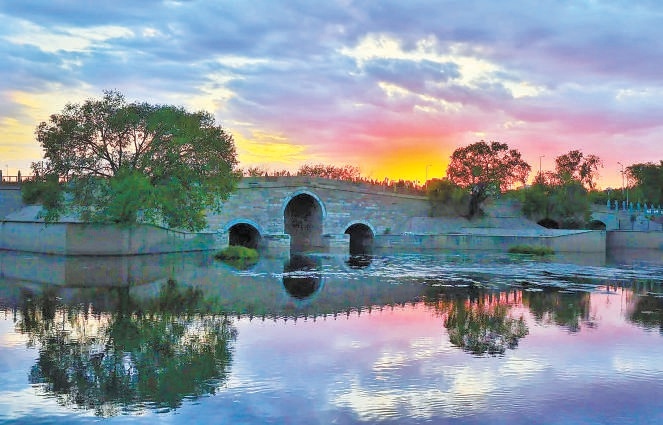 位於朝陽和通州交界處的古橋——八里橋，在落日余暉中更顯秀麗。