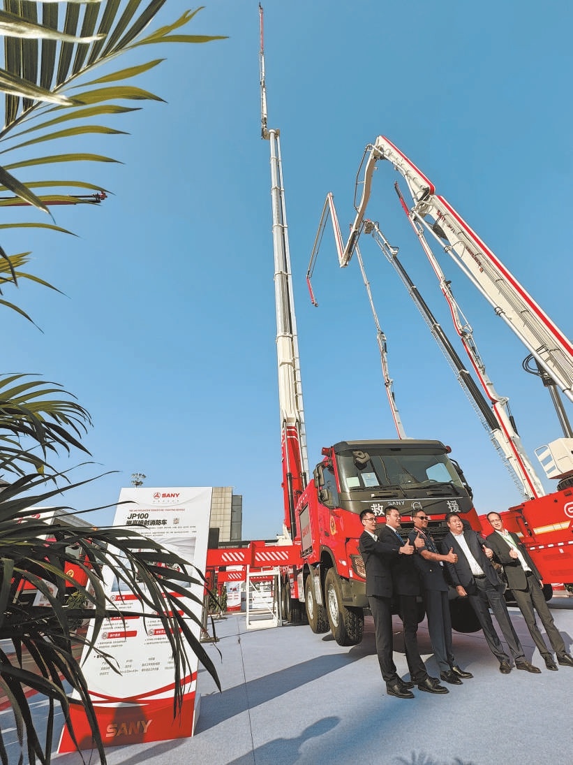 全球首款五橋百米級舉高噴射消防車創造了新的世界紀錄。