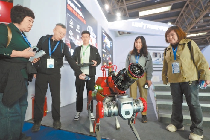 宇樹科技推出水炮消防機器人。