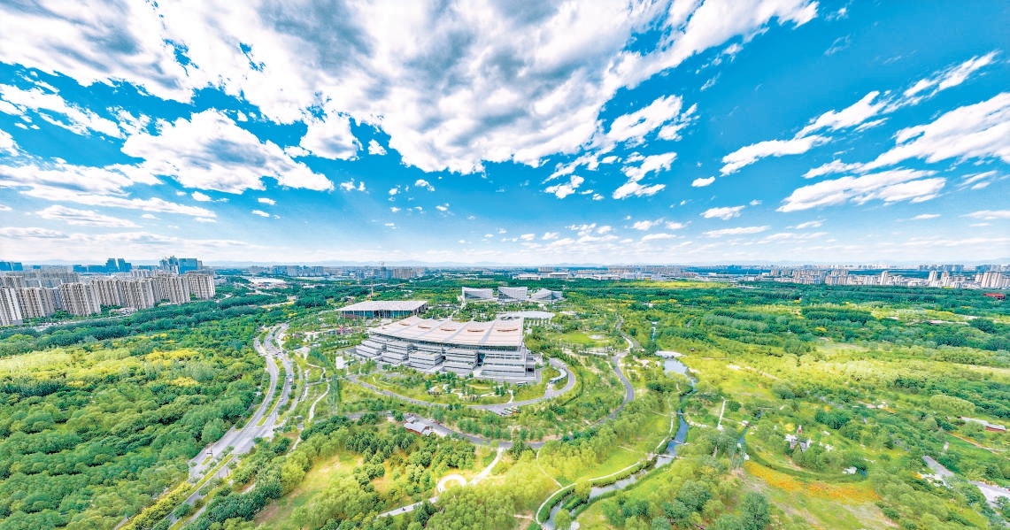 藍天白雲下，綠樹青草映襯着三大文化建築。