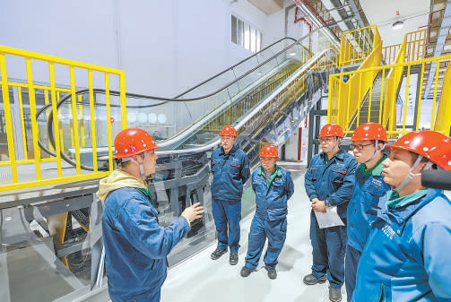 在北京地鐵東壩實訓基地，學員在電扶梯實訓區學習維護保養知識。