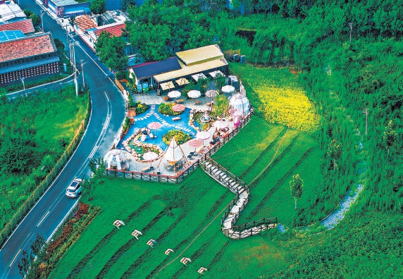 在平谷區大興莊鎮周莊子村，“百千工程”不僅激發了直播經濟，還吸引來了周幾咖啡、銅版畫非遺工坊、桃花川書畫院等新興業態。圖為周幾咖啡。