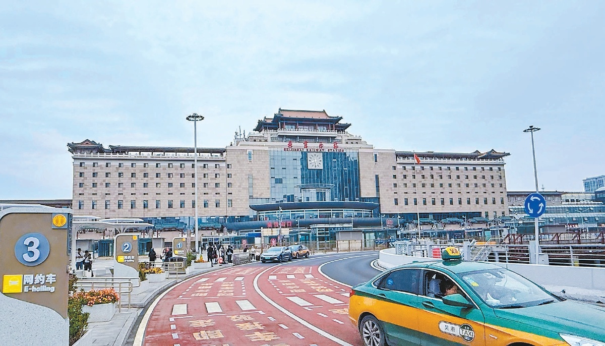 治理後的北京西站南廣場網約車候車區提升了旅客出行體驗。