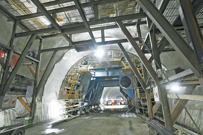 11月27日，108新線高速首條隧道河東村隧道正式貫通。