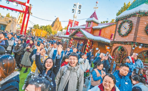 環球度假區裏游客絡繹不絕。