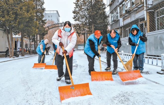 順義區勝利街道黨員、幹部、志願者依據各自所在社區，成立22支暖心服務隊，做好主要道路掃雪鏟冰工作。