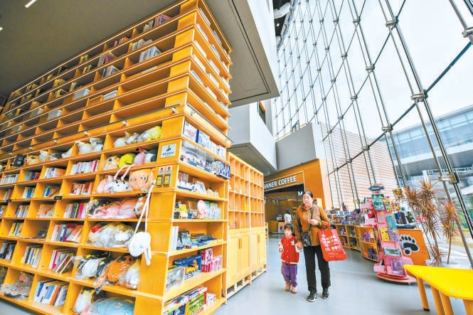 回龍觀體育文化公園為居民提供休閒閱讀空間。