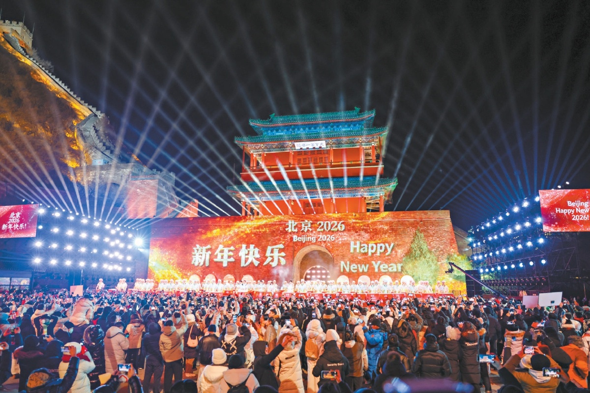 1月1日零點，居庸關長城前鼓聲隆隆，激昂的鼓點激蕩時代活力，居庸關城樓上投影出新年祝福。