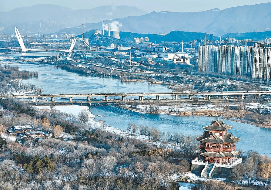 2025年12月15日早晨，永定河兩岸白雪皚皚，河水奔涌不息。