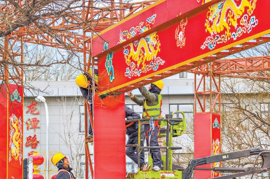 工人正在搭建龍潭廟會裝飾。