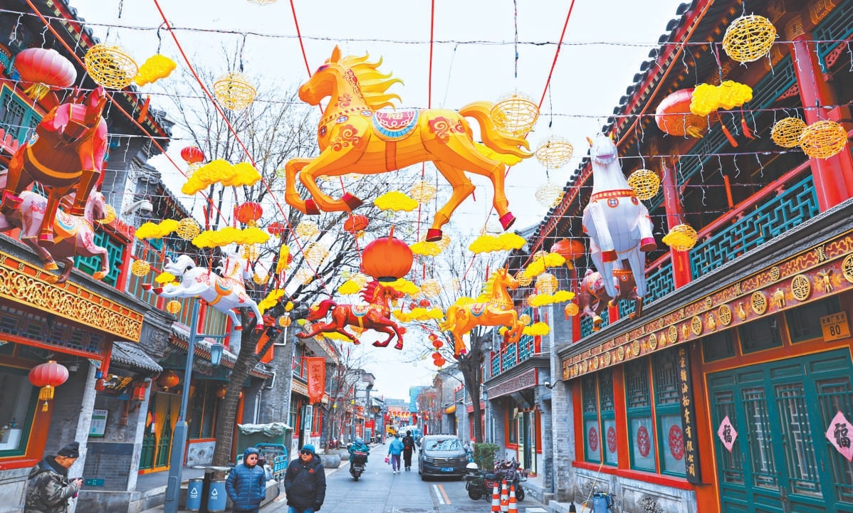 廠甸廟會圍繞“馬”主題和傳統民俗的景觀佈置格外醒目。