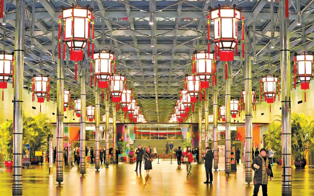 國家大劇院北水下廊道懸挂著精緻宮燈。