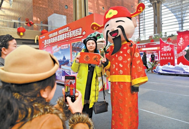 濱海新區2026“向海樂活·年味濱海”活動中，市民遊客與“財神爺”親密互動，為新春佳節“破”出滿滿福氣與好運。