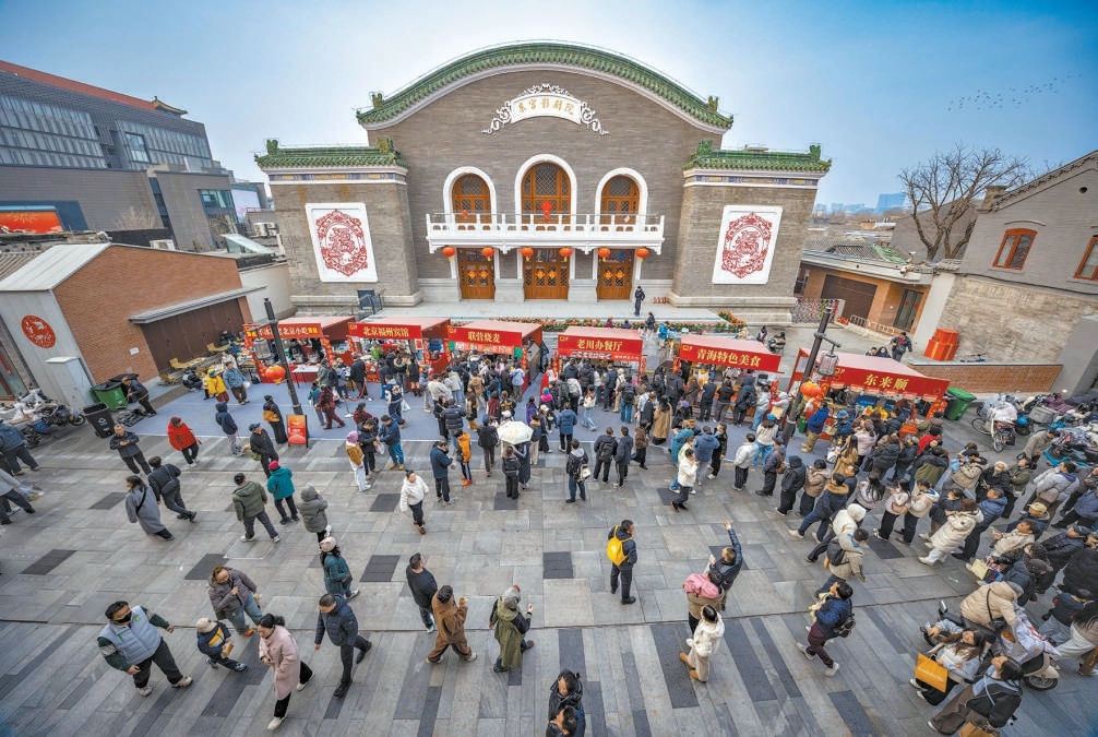 昨天，週末的隆福寺市集火熱，很多攤位都排起了長隊。
