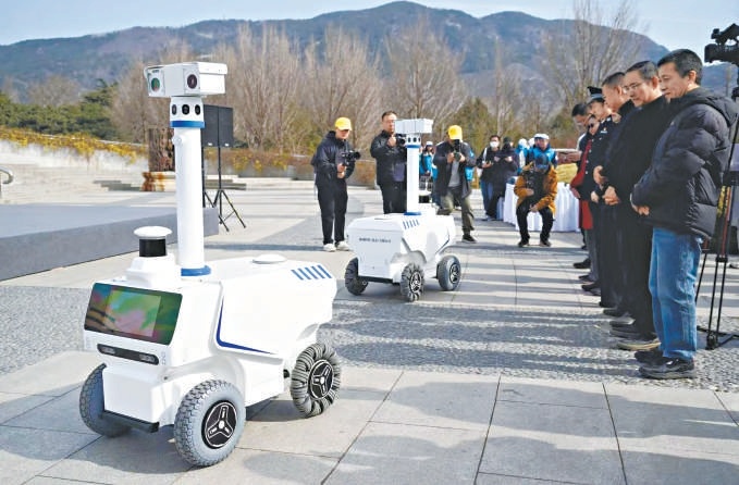 在國家植物園（北園）萬生苑溫室廣場前，智慧機器人正在巡邏，對發現的不文明行為進行友情提示和管控。