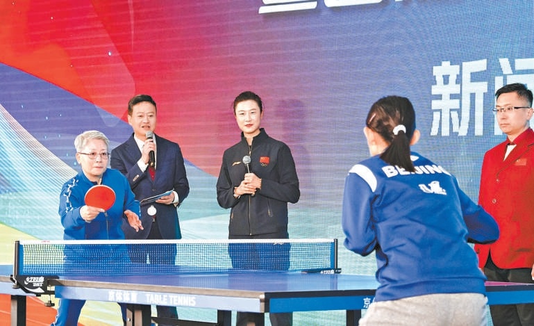 昨天，發佈會現場設置了賽制互動展演環節，北京乒乓球隊小隊員與草根乒乓高手同臺展開表演賽，奧運冠軍丁寧（左三）進行現場解説。