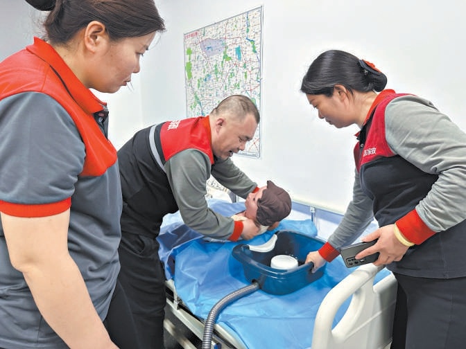 家政服務員練習助浴技能。