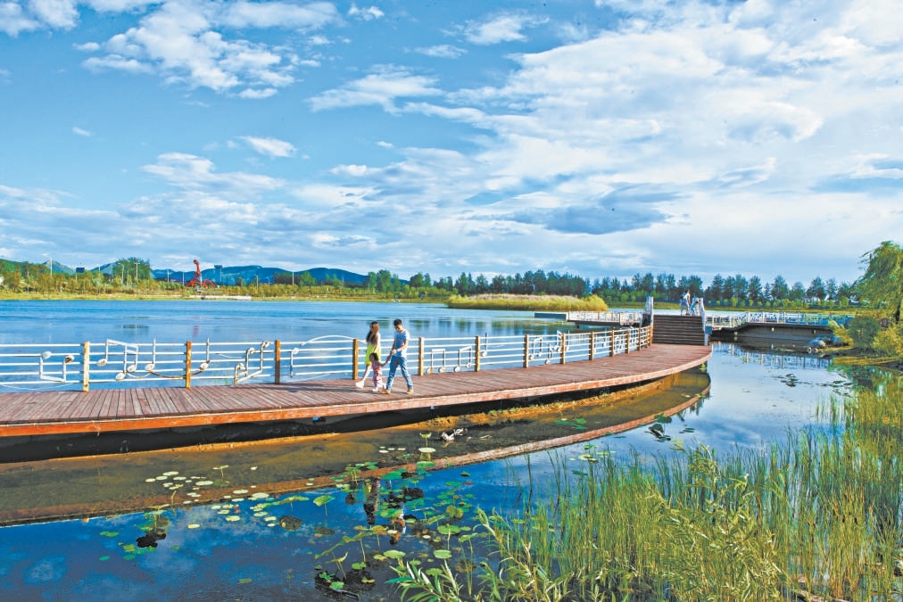 北京的生態涵養區已成為名副其實的“大氧吧”“大花園”。圖為市民遊客在平谷區琴湖公園散步遊覽。（資料片）