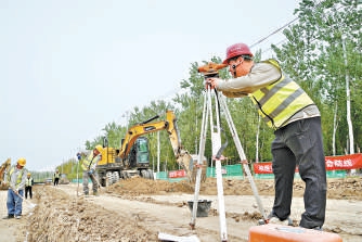 作為故宮北院區的配套工程，上莊東路北延工程正開足馬力，緊鑼密鼓地進行著路床路基整形工作。