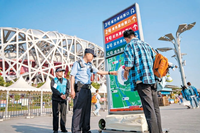 警方為旅客開展指引。