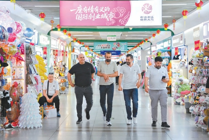 5月15日，外國客商在義烏國際商貿城選購商品。2026年美加墨世界盃臨近，在有著“世界超市”之稱的浙江義烏，世界盃周邊商品備受歡迎。