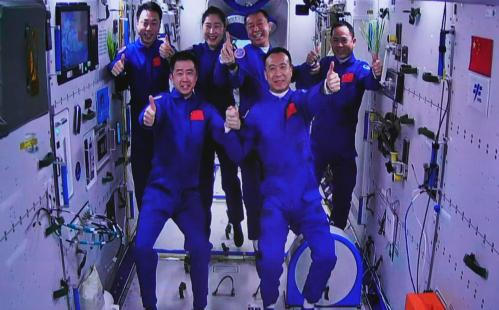 2022年11月30日在酒泉衛星發射中心拍攝的神舟十五號航太員乘組與神舟十四號航太員乘組太空合影的畫面。
