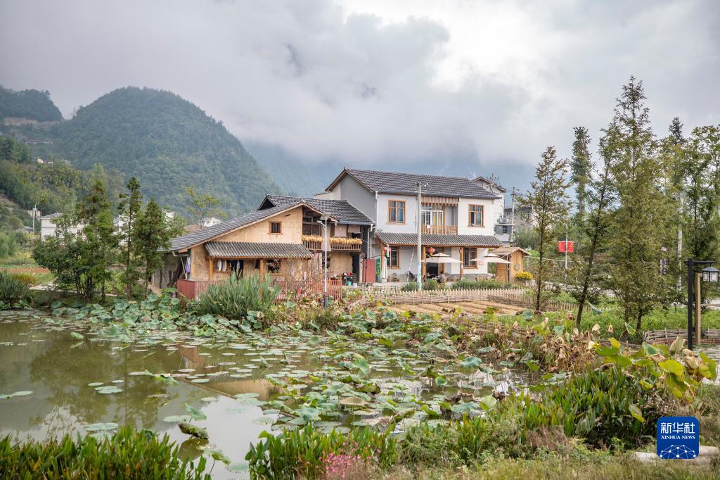 經過人居環境整治後的重慶市巫溪縣紅池壩鎮九坪村新民居（2022年10月14日攝）。（黃偉 攝）