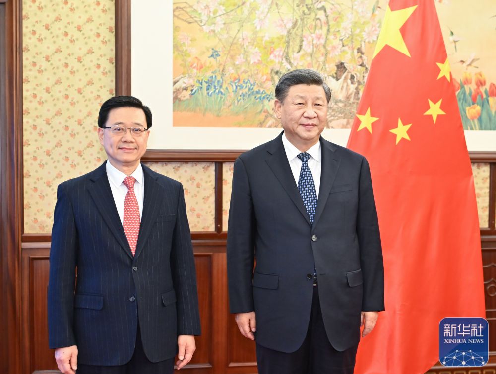 12月23日，國家主席習近平在中南海會見來京述職的香港特別行政區行政長官李家超。
