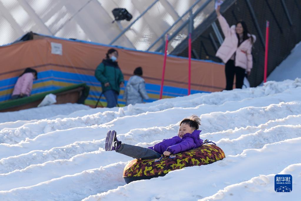 2023年1月31日，一名小朋友在首鋼滑雪大跳臺體驗“雪圈沖浪”。