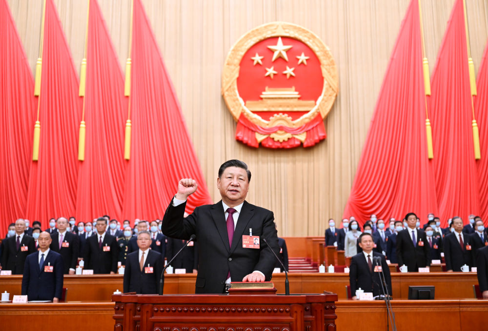 2023年3月10日，十四屆全國人大一次會議在北京人民大會堂舉行第三次全體會議。習近平全票當選為中華人民共和國主席、中華人民共和國中央軍事委員會主席。這是習近平進行憲法宣誓。