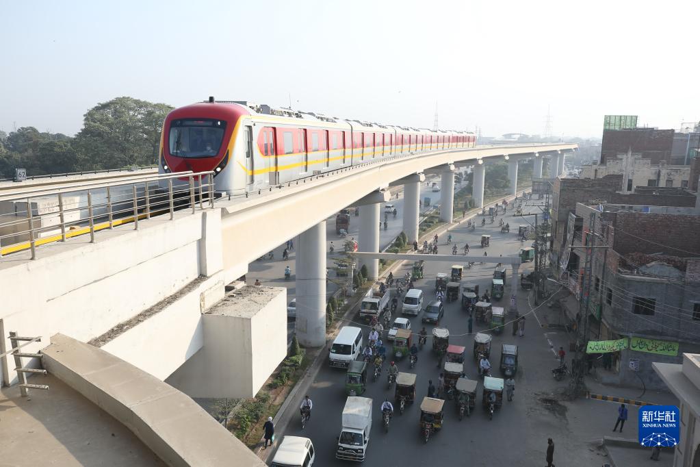 在巴基斯坦拉合爾市，巴基斯坦首條地鐵拉合爾橙線一輛地鐵列車準備進站(2020年10月26日攝)。