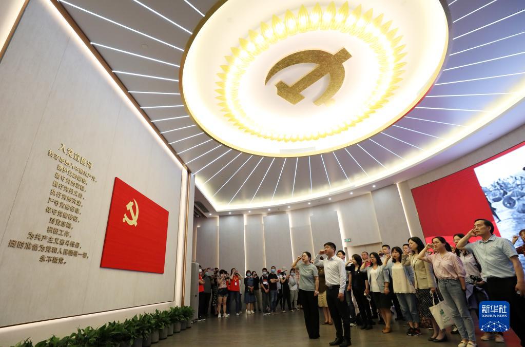 黨員在上海中共一大紀念館裏重溫入黨誓詞（2021年6月3日攝）。