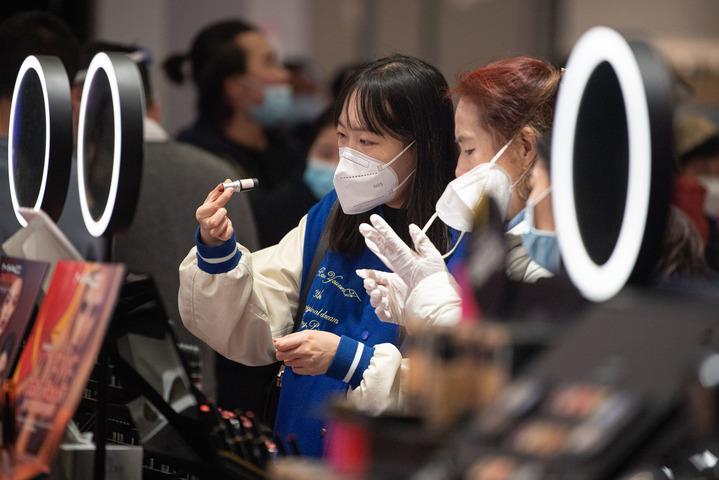 2023年1月29日，消費者在中免集團海口日月廣場免稅店選購化粧品。
