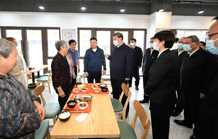 5月10日，中共中央總書記、國家主席、中央軍委主席習近平在河北省雄安新區考察，並主持召開高標準高品質推進雄安新區建設座談會。這是10日上午，習近平在容東片區南文營社區食堂同就餐的社區老人親切交流。