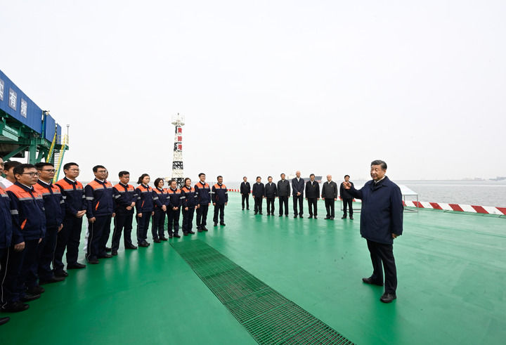 5月11日至12日，中共中央總書記、國家主席、中央軍委主席習近平在河北考察，並主持召開深入推進京津冀協同發展座談會。這是11日下午，習近平在滄州市黃驊港煤炭港區碼頭考察時，同碼頭工作人員、船務人員親切交流。
