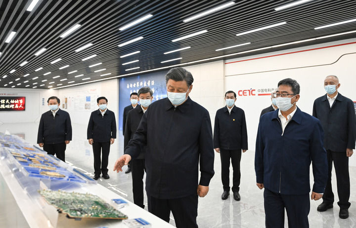5月11日至12日，中共中央總書記、國家主席、中央軍委主席習近平在河北考察，並主持召開深入推進京津冀協同發展座談會。這是12日上午，習近平在位於石家莊市的中國電科産業基礎研究院考察。