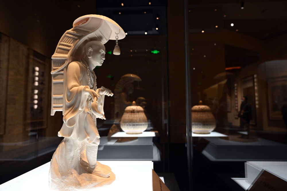 這是在北京中國國家博物館展出的德化白釉玄奘立像（2023年1月8日攝）。