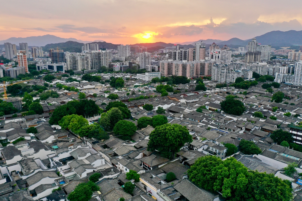 夕陽映照下的福州三坊七巷文化歷史街區（2021年7月10日攝，無人機照片）。