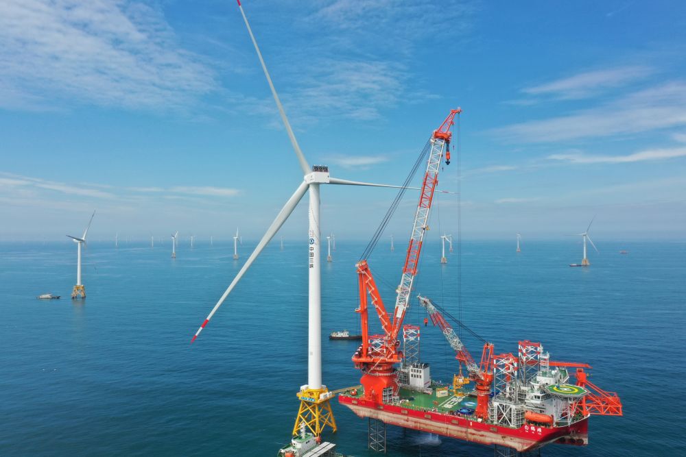 2023年6月28日拍攝的全球首臺16兆瓦海上風電機組吊裝現場（無人機照片）。