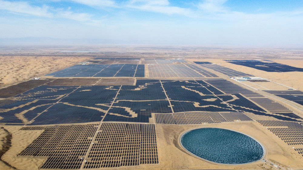 2023年3月3日在內蒙古鄂爾多斯市達拉特旗拍攝的光伏發電基地（無人機照片）。