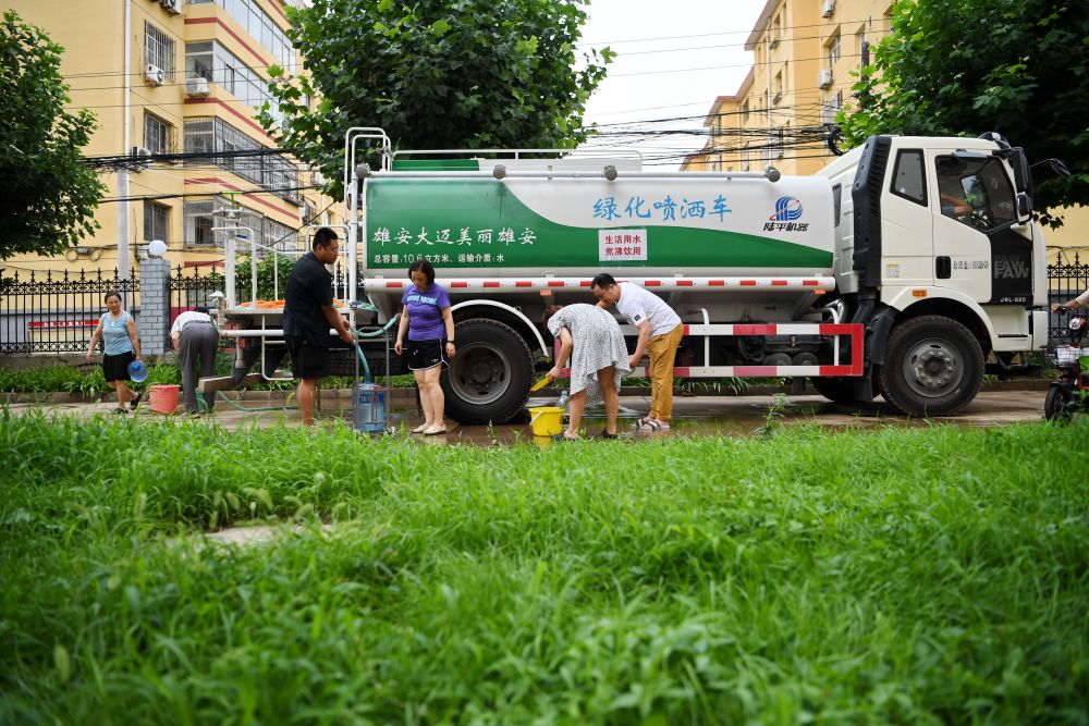 河北省涿州市新星小區居民從供水車裏接水（8月4日攝）。