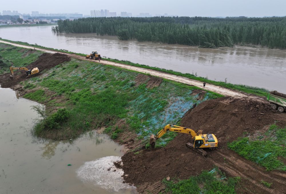 工人操作機械在白溝河左堤白溝新城高橋村段進行除險加固作業（8月4日攝，無人機照片）。