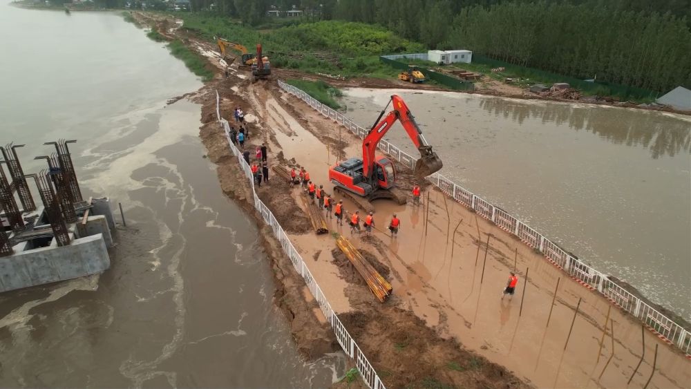 中部戰區陸軍第82集團軍“鐵軍旅”官兵在河北省高碑店市白溝河任務區加固岸堤（8月2日攝）。