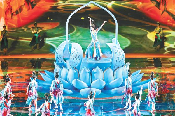 2023北京文化論壇文藝晚會在首鋼大跳臺舉行，歌舞節目《敦煌飛天》打造天空中的無人機飛天、大跳臺投影出的敦煌壁畫飛天、舞臺上的演員飛天共同起舞的驚艷瞬間。
