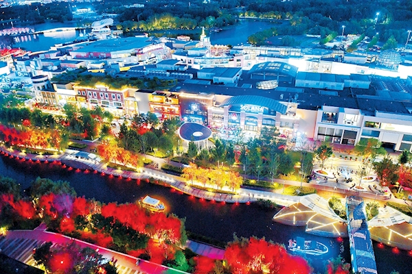 夜幕降臨，乘着遊船感受亮馬河畔的璀璨夜景，成為不少市民游客度假休閒的新選擇。
