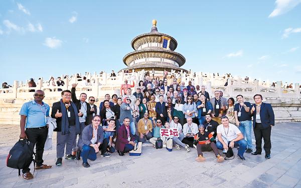 10月13日下午，來京參加2023國際城市媒體北京論壇的百餘名外國記者走進世界文化遺産天壇。
