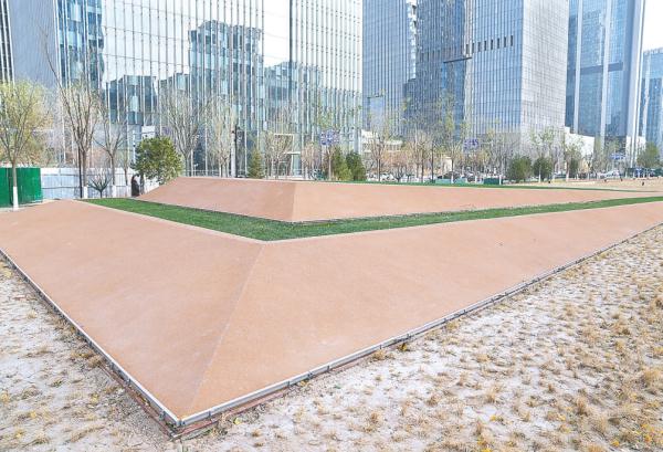 位於麗澤平安金融中心西側的金中都城遺址公園先期開放，一尺多高的中央綠地圍墻被設計成夯土色，形成城墻意象。